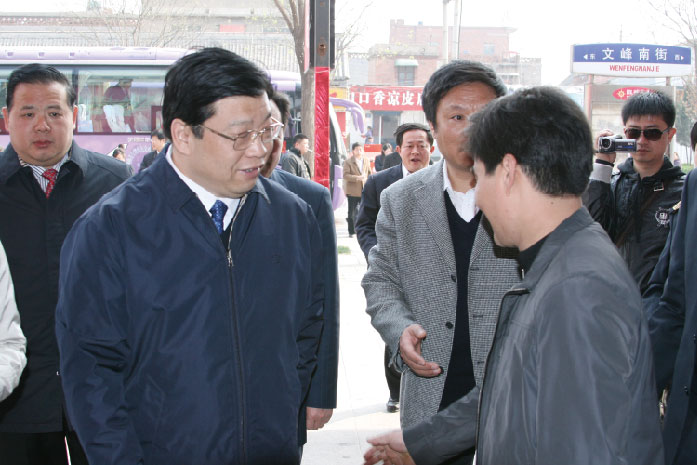 2010年安阳市原市委书记张广智、市长马林青莅临太阳GG总部视察事情